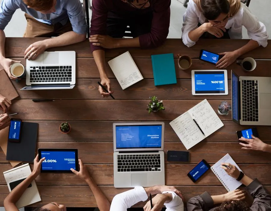 Composizione visiva di ispirazione editoriale