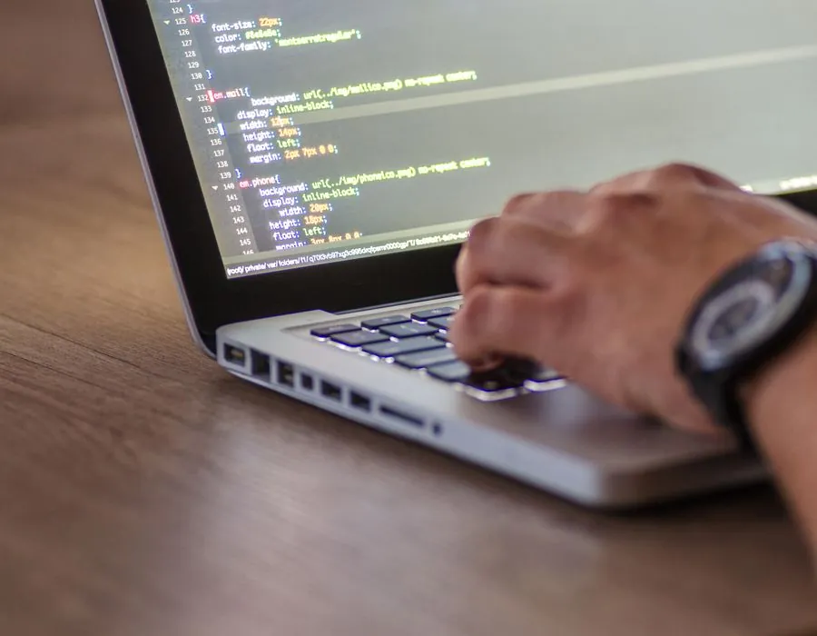 Postazione di lavoro minimale con laptop e schizzi